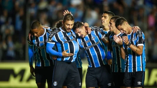 Suárez isola pênalti, Soteldo é expulso, e Grêmio vence o Santos em estreia no Brasileirão