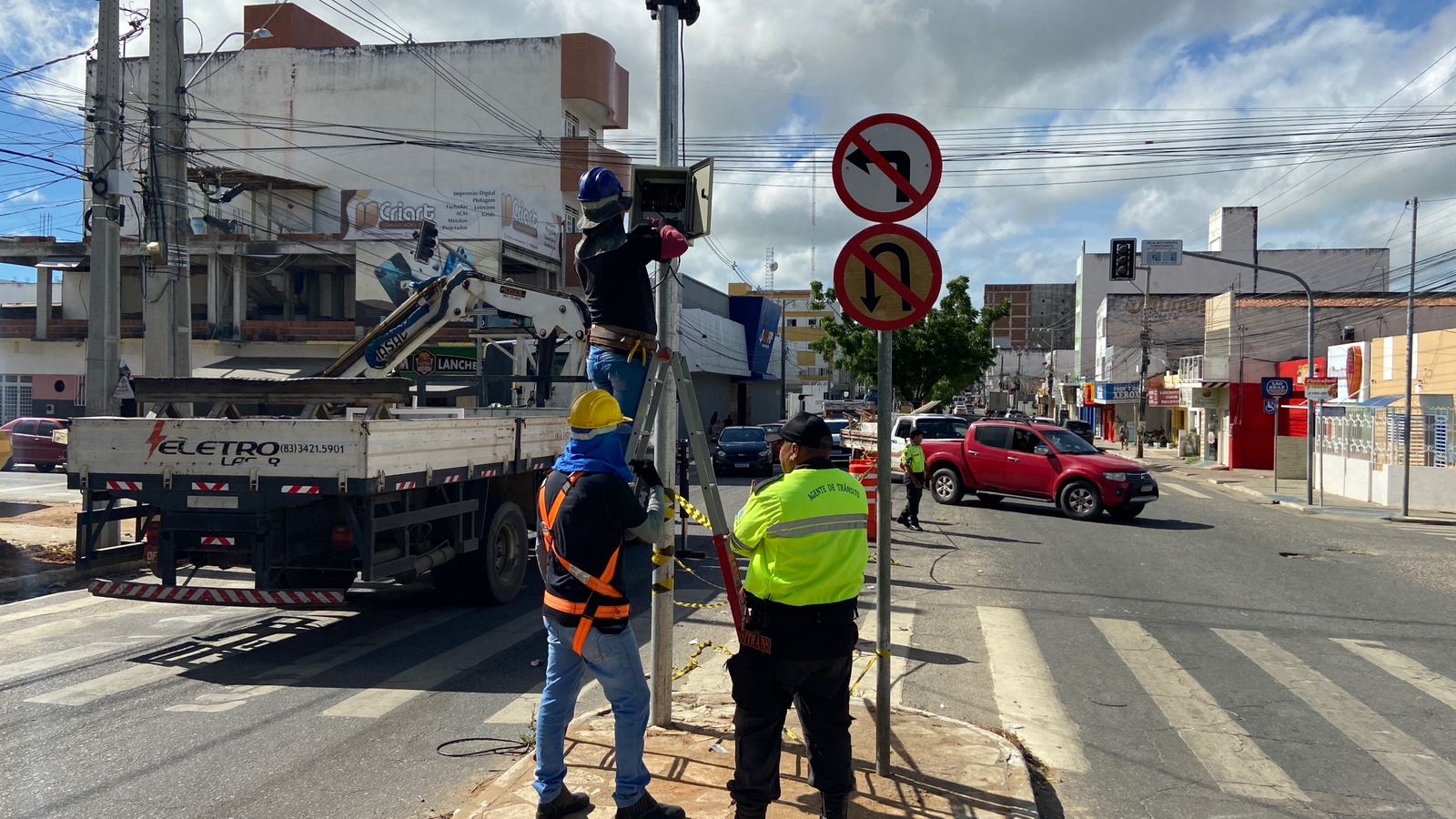 STTRANS realiza colocação de semáforo na manhã desta segunda-feira (17) na Rua Horácio Nóbrega, em Patos
