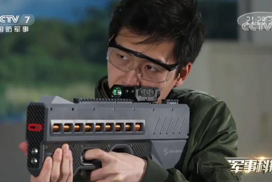 China lança arma eletromagnética para reprimir 'protestos violentos'