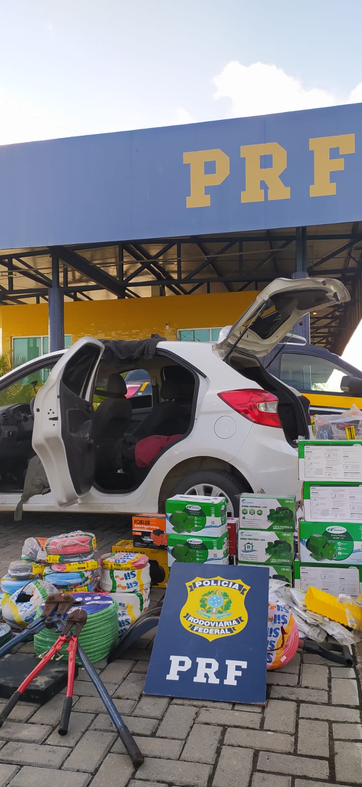 PRF recupera veículo roubado, apreende mercadorias sem nota fiscal e restitui itens furtados na Paraíba