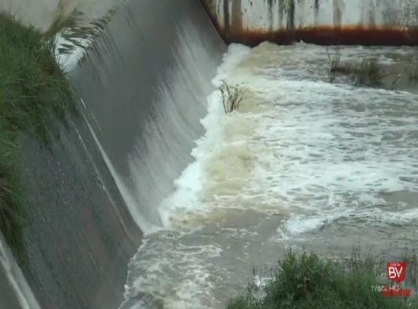 Açude Cachoeira dos Alves, em Itaporanga, está transbordando