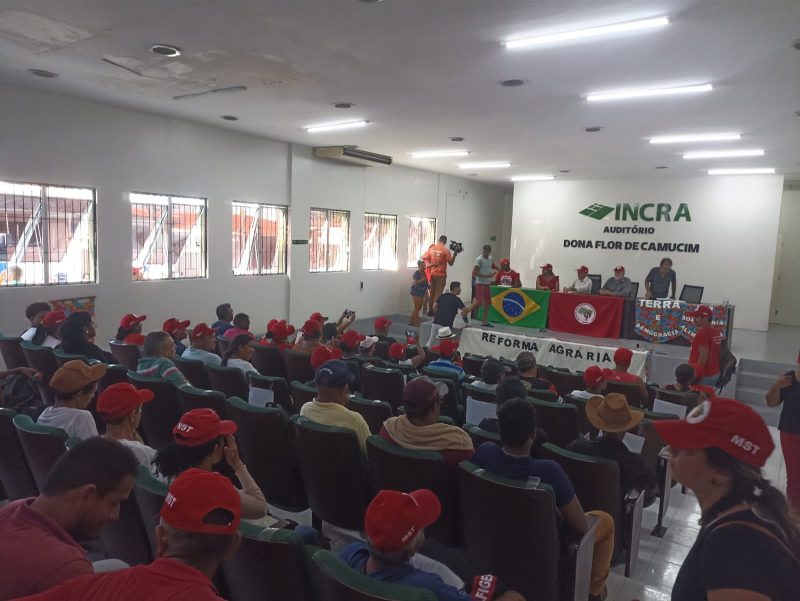 MST ‘ocupa’ Incra e pede proibição de empresas de energia eólica na Paraíba