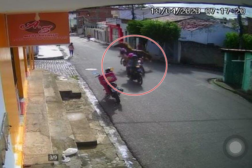Em Guarabira, cavalo em disparada atinge moto e derruba passageira. Veja vídeo impressionante