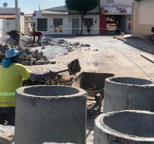 Seinfra amplia número de equipes para atender solicitações de conserto de galeria e tapa buraco