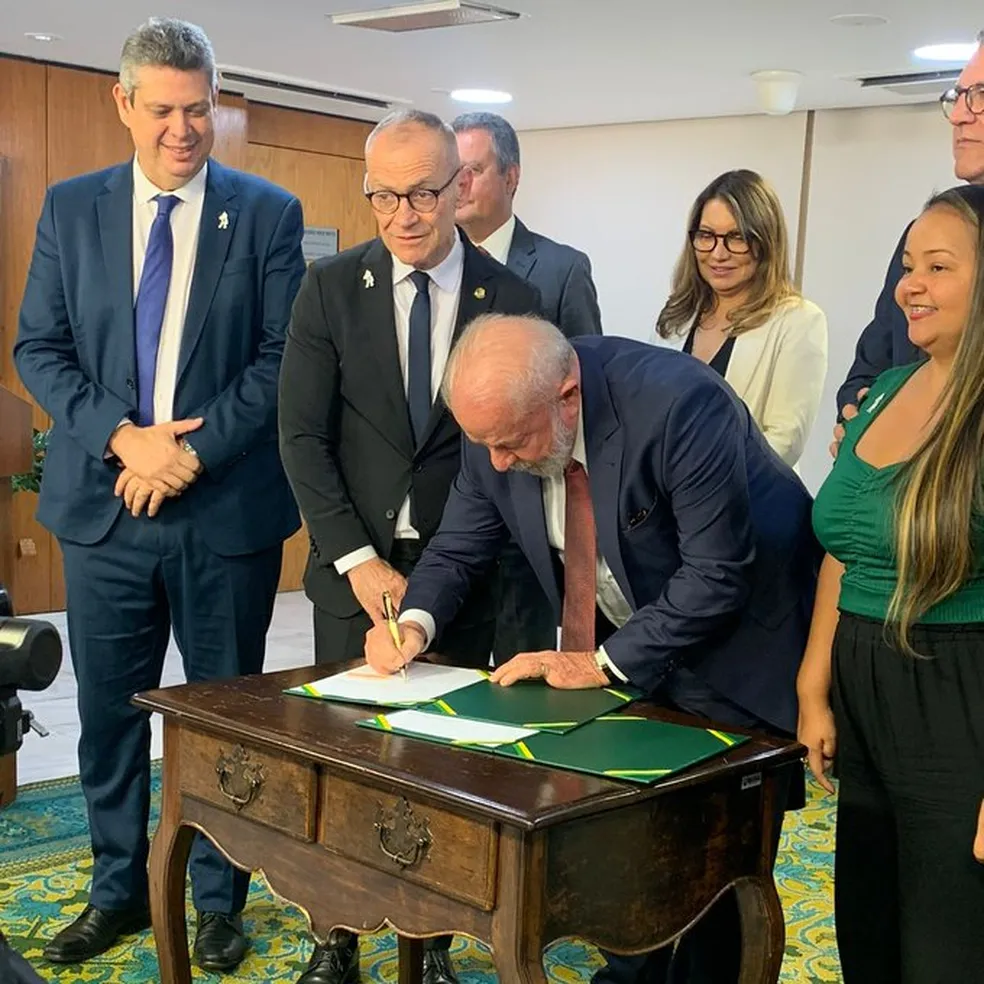 Lula assina projeto de lei que garante verba para piso da enfermagem