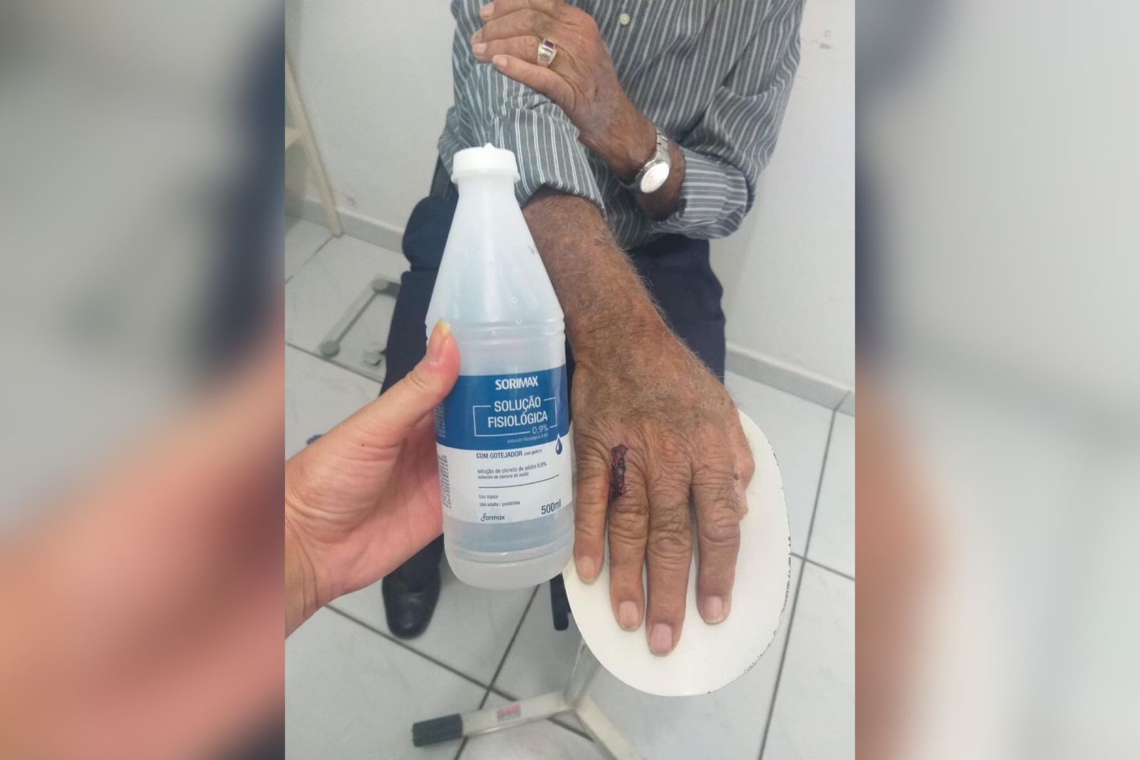 Internauta relata falta de soro fisiológico na UBS Rosinha Xavier, em Patos, e diz que precisou levar de casa para conseguir realizar curativo em seu avô; gestão diz que vai averiguar