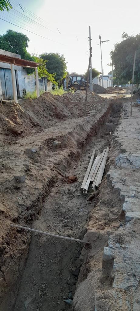 Moradora da cidade de Quixaba-PB denuncia transtornos provocados por obra de saneamento básico inacabada; Prefeitura se pronuncia e esclarece