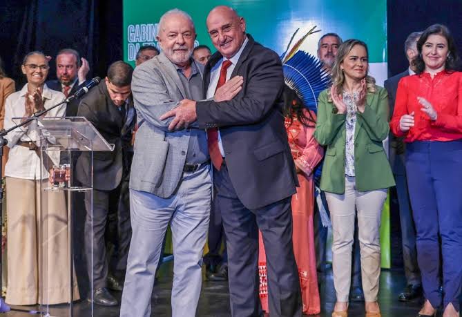 Ministro de Lula que aparece em imagem, supostamente ajudando invasores em atos de 8 de janeiro, é o primeiro a cair