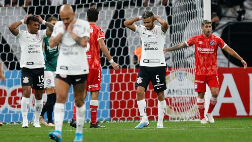 Corinthians joga mal, é dominado pelo Argentinos Juniors e perde em casa na Libertadores