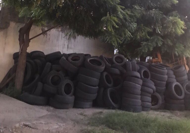 Internauta denuncia amontoado de pneus que está servindo para acúmulo de água, no bairro Novo Horizonte; Prefeitura diz que Vigilância Ambiental irá ao local