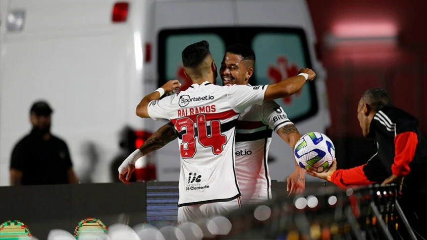 Em retorno de Dorival Júnior e noite inspirada de Rafael, São Paulo vence o América-MG pelo Campeonato Brasileiro