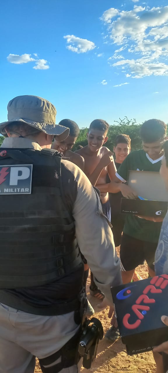 Policiais se comovem com pedido de jovens e em parceria com a empresa Carreiros, realizam entrega de bola, luvas e chuteiras no Sítio Serra Preta, em Cacimba de Areia. VÍDEO
