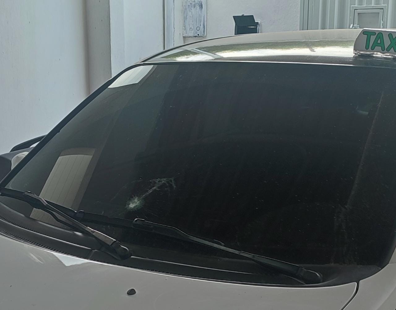 Em Patos: Taxista afirma que teve para-brisa do seu carro danificado após recusar corrida