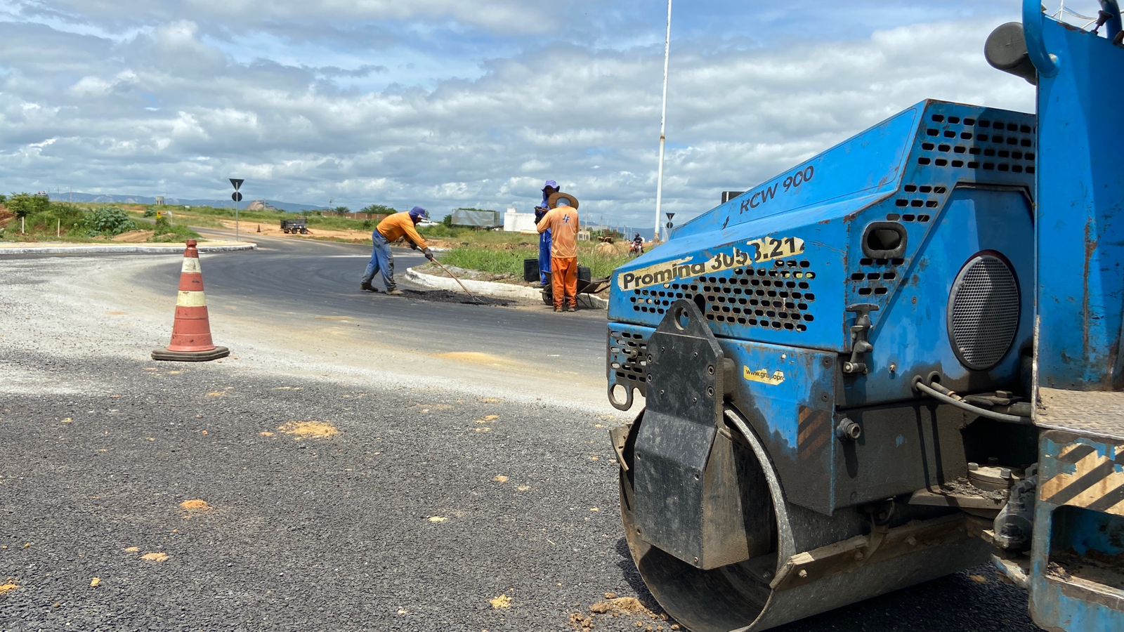 Empresa responsável corrige buracos em rotatória da Alça Sudeste de Patos após relatos de transeuntes no Patosonline.com