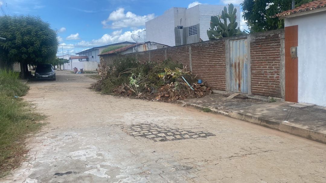Morador do bairro Noé Trajano denuncia descarte irregular de lixos e entulhos provenientes da limpeza de terrenos; Prefeitura diz que irá fiscalizar