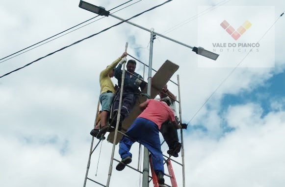 Homem sofre descarga elétrica enquanto trocava lâmpada em poste, no Vale do Piancó