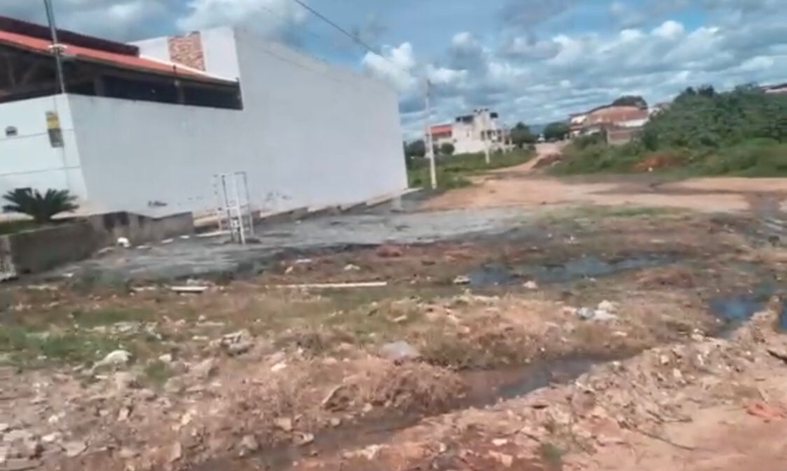 Moradores do bairro Novo Horizonte cobram providências para esgoto despejado em via pública e outros problemas estruturantes na localidade. VÍDEO