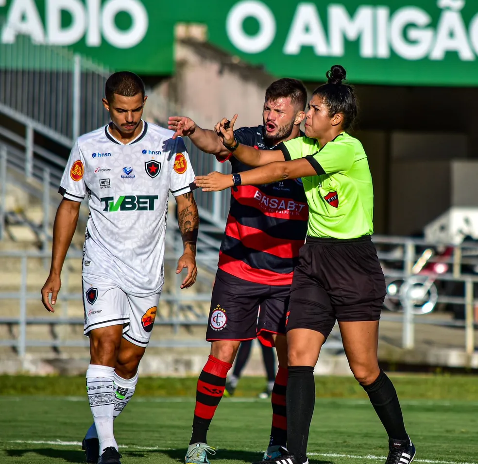 Maiorais, Botauto, Emoção... Patoense Ruthyanna Camila segue enriquecendo currículo como árbitra