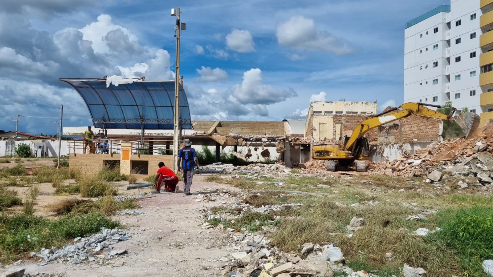 Fim de uma era: Patos Tênis Clube começa a ser demolido após venda do terreno