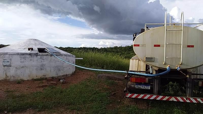 Moradores da zona rural de Patos recebem água potável do programa de abastecimento do município
