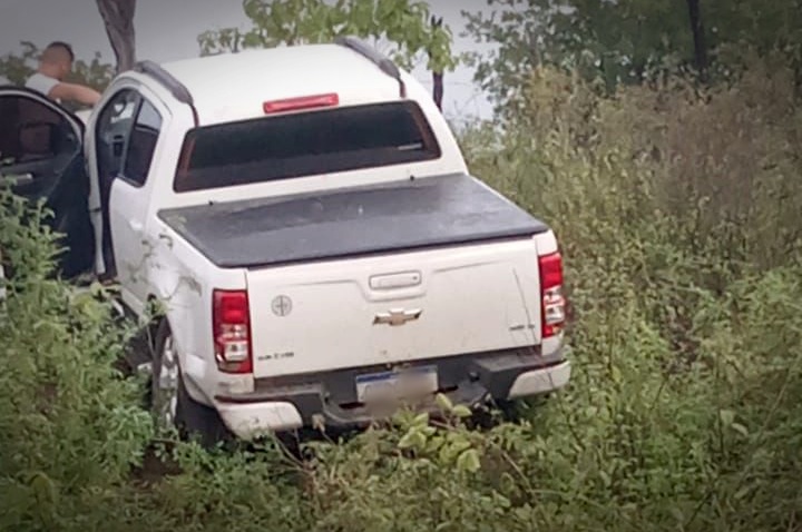 No Vale do Piancó: Ladrões roubam caminhonete, mas se envolvem em acidente na fuga, abandonam veículo e acabam presos pela PM