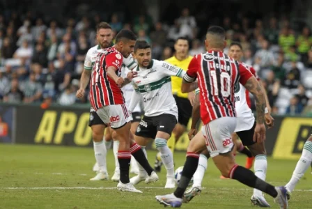 Persistente, São Paulo toma gol cedo, mas consegue furar retranca do Coritiba no final e empata pelo Brasileirão