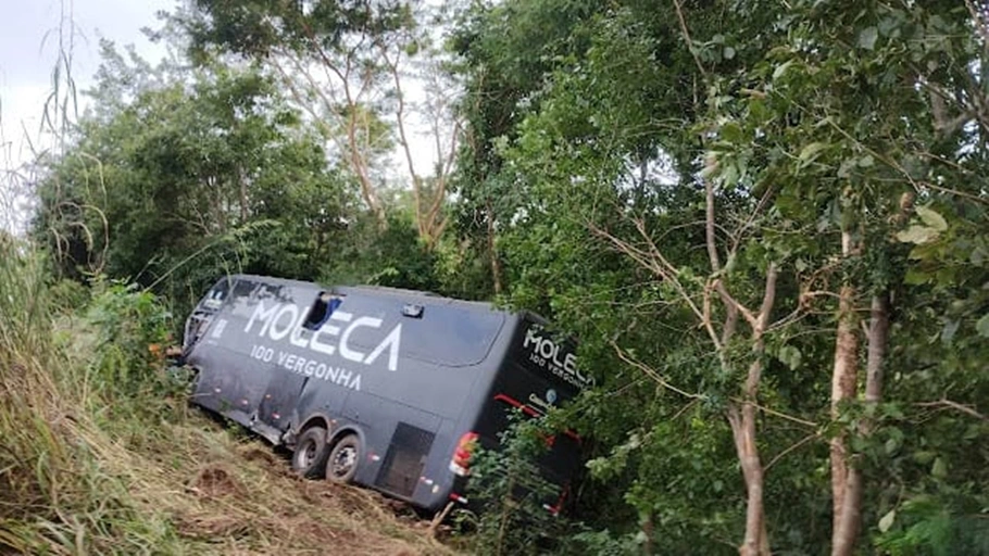 Acidente entre ambulância e ônibus da banda Moleca 100 Vergonha deixa um morto na BR-316, no Piauí. VÍDEO
