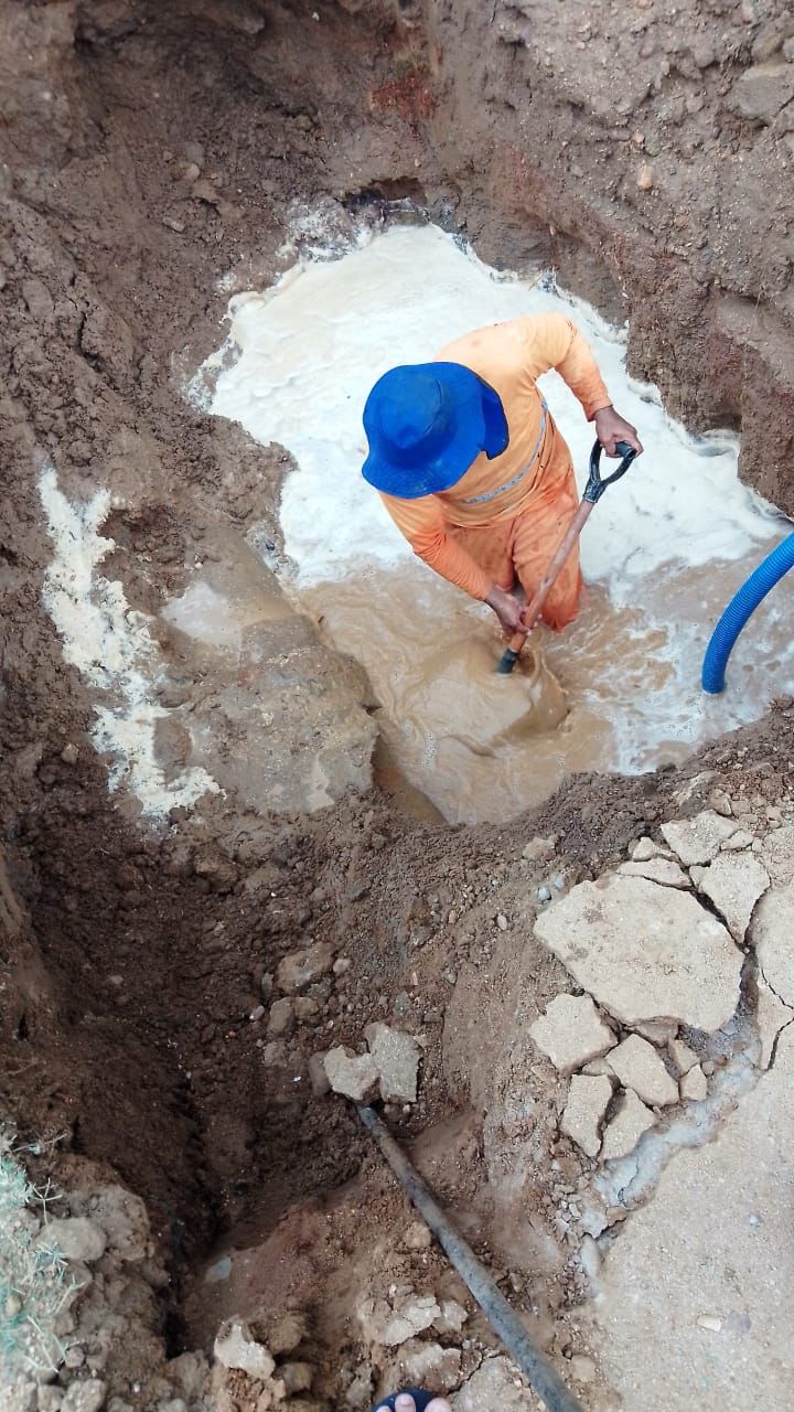 Após cidadão pedir através do Patosonline.com, conserto de cano estourado, Cagepa envia equipe ao local e resolve o problema