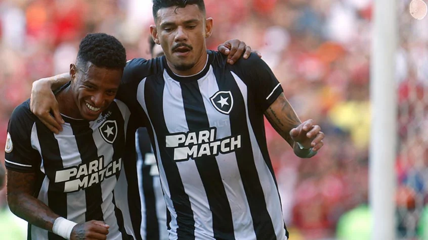 Em jogo com arbitragem polêmica e expulsão clara não marcada, paraibano Tiquinho Soares brilha, Botafogo vence o Flamengo e assume a liderança do Brasileirão