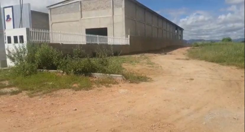 Passagem pouco conhecida ao lado da Alça Sudeste é alternativa para evitar trânsito no Centro de Patos. VÍDEO