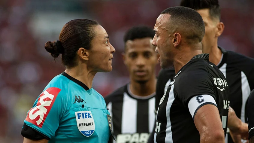 Edina Alves é criticada por arbitragem em Flamengo x Botafogo: “Péssima”