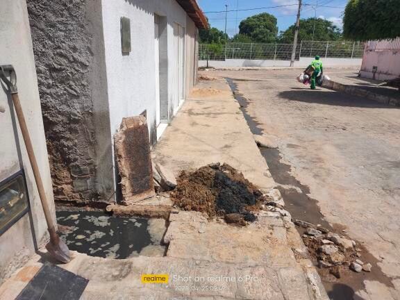 Morador do bairro Vila Mariana cobra providências para galeria estourada e que passa por debaixo das residências; prefeitura diz que está buscando viabilizar soluções