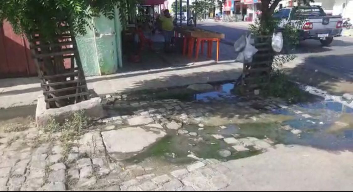 Moradora da Rua Manoel Mota pede conserto de galeria estourada há mais de 15 dias; Prefeitura diz que serviços já estão no cronograma. VÍDEO