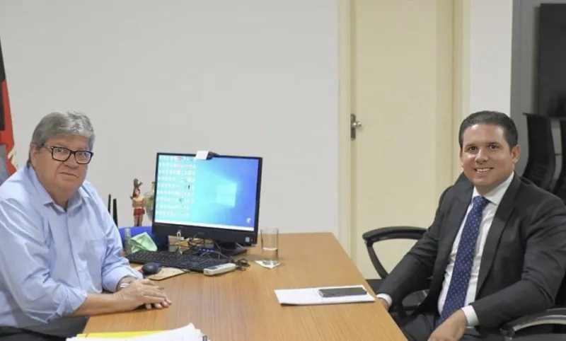 De olho na sucessão de governador, deputado patoense Hugo Motta se reúne com João Azevedo