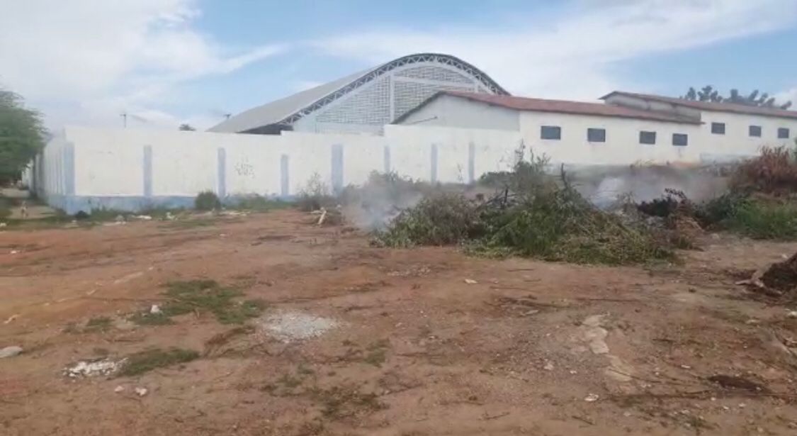 Moradores reclamam de fumaça provocada por incêndio criminoso colocado em lixos e entulhos ao lado de escola no bairro Monte Castelo. VÍDEO