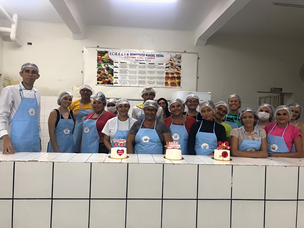Chefe em panificação Samuel Santos ministra curso de confeitaria básica para alunos do EJA em projeto inovador na ECI Monsenhor Manoel Vieira