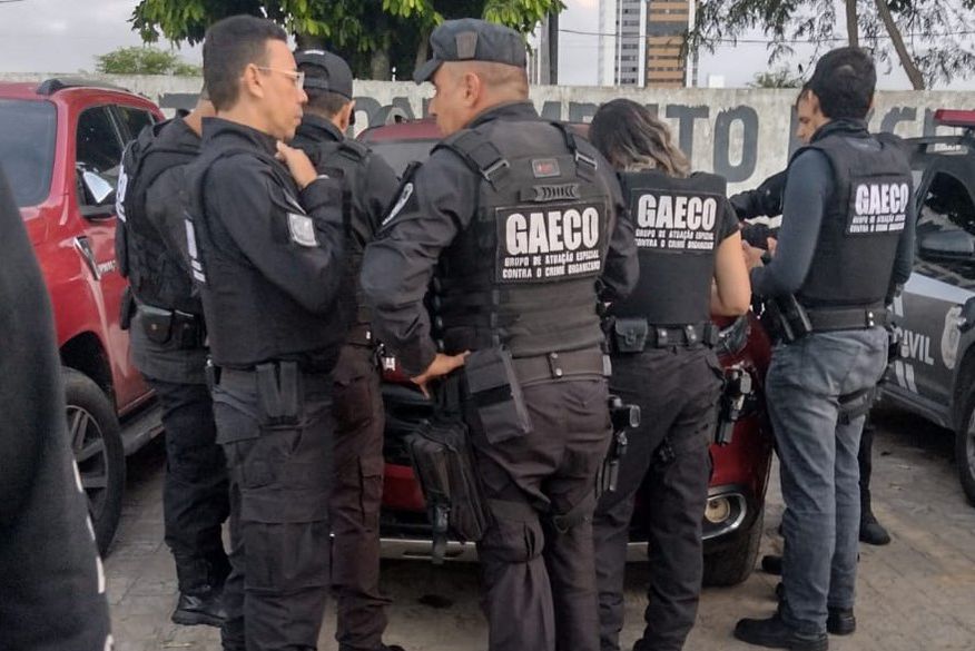Polícia apreende equipamentos em sede de empresa e nas casas de suspeitos de espalhar mensagens extremistas e ameaças de ataques na Paraíba
