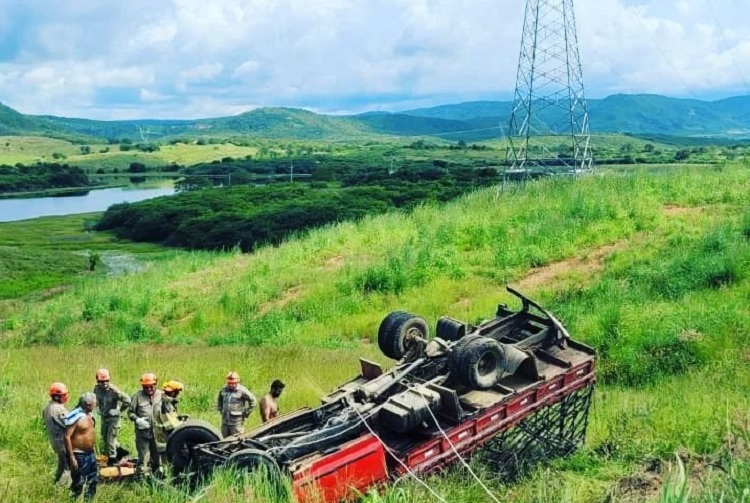 Caminhonete carregada com 10 cabeças de gado cai em ribanceira na zona rural de São José de Piranhas