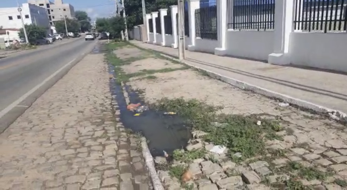 Moradores da Rua Pedro Firmino, no bairro Salgadinho, cobram conserto de galeria estourada; Prefeitura diz que demanda já está no cronograma
