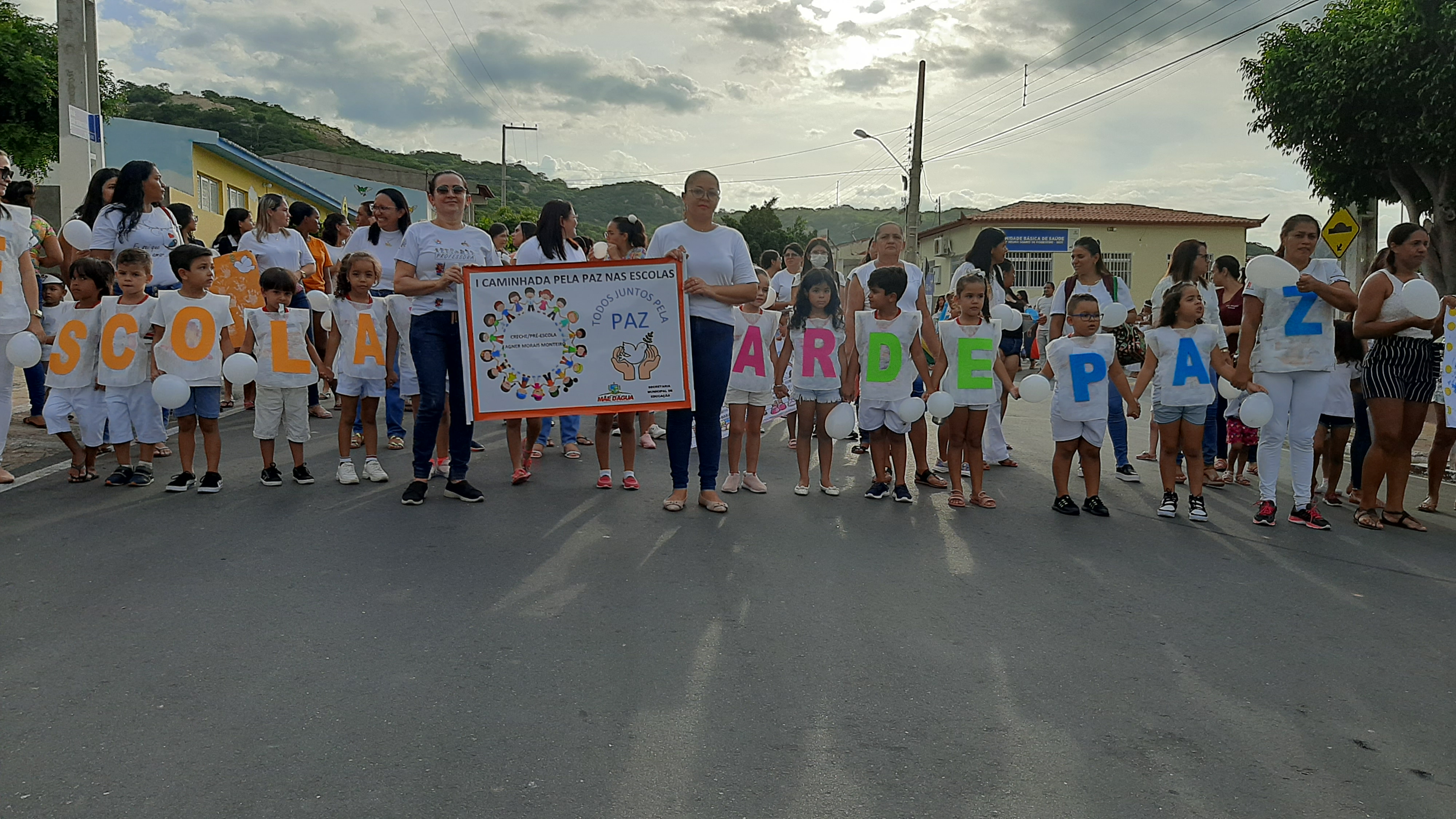 Secretaria de Educação e Escolas de Mãe d’Água realizam “Caminhada pela Paz”