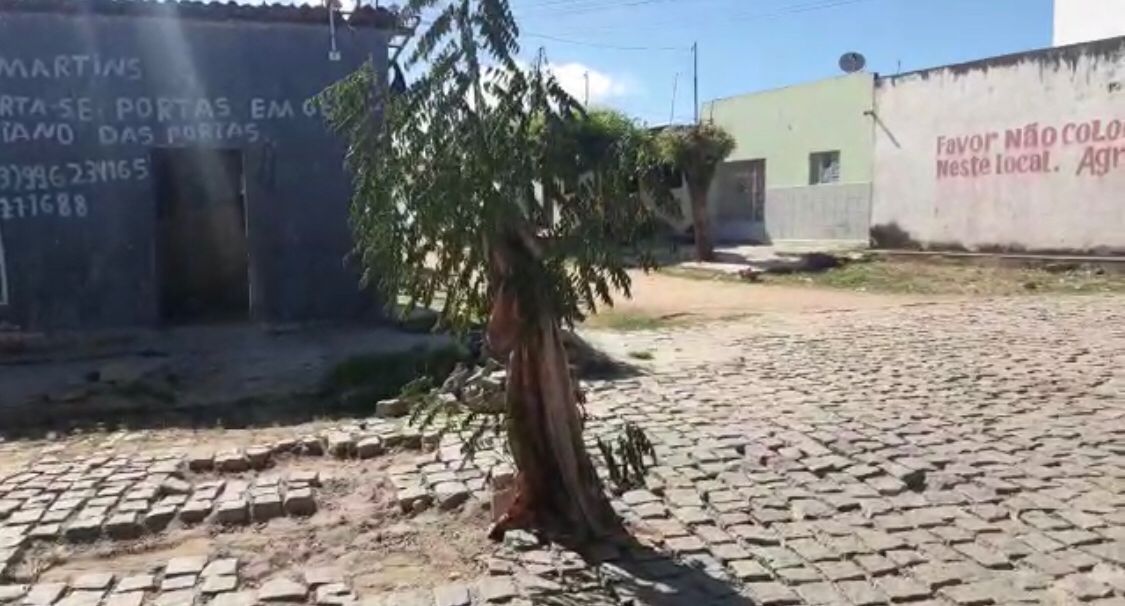 Moradores do bairro do Morro, em Patos, pedem conserto de rede de galeria afundada; Prefeitura diz que demanda já está no cronograma