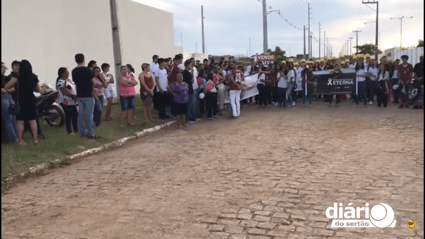 Em Sousa, comoção e homenagens marcam velório das quatro vítimas de acidente na BR-230. VÍDEO