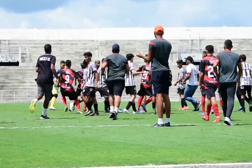 Jogo entre Campinense e Treze, pelo sub-15, termina em briga generalizada no Amigão; veja vídeo