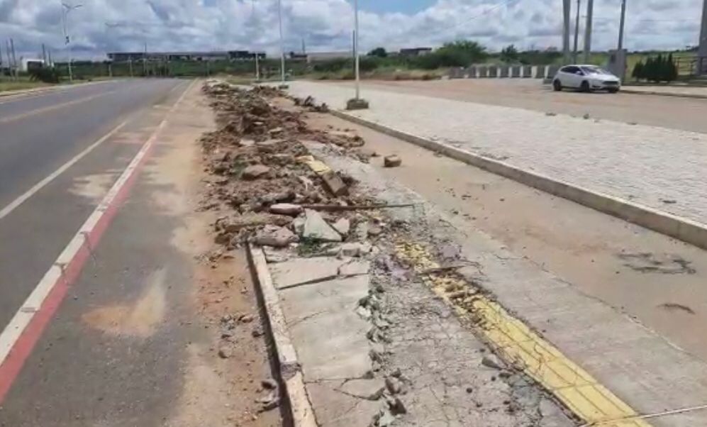 Calçada na Alça Sudeste onde motorista de carreta subiu com veículo segue danificada; Prefeitura diz que serviços serão realizados em breve e que motorista responderá na justiça