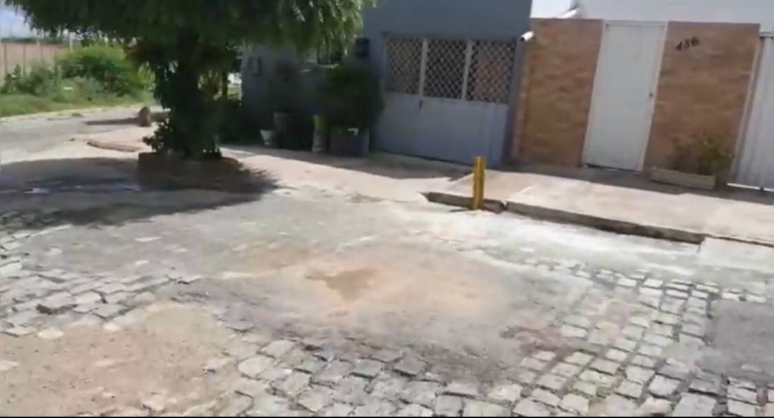 Após solicitação de moradores ao Patosonline.com, Prefeitura realiza conserto de galeria na Rua Carlota César, em Patos