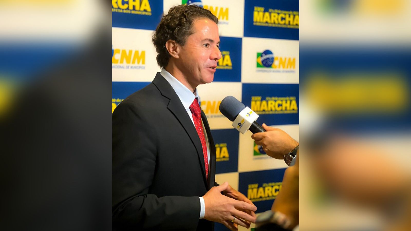 Senador Veneziano destina recursos para Saúde Primária e Compra de Retroescavadeira para o município de São José do Bonfim