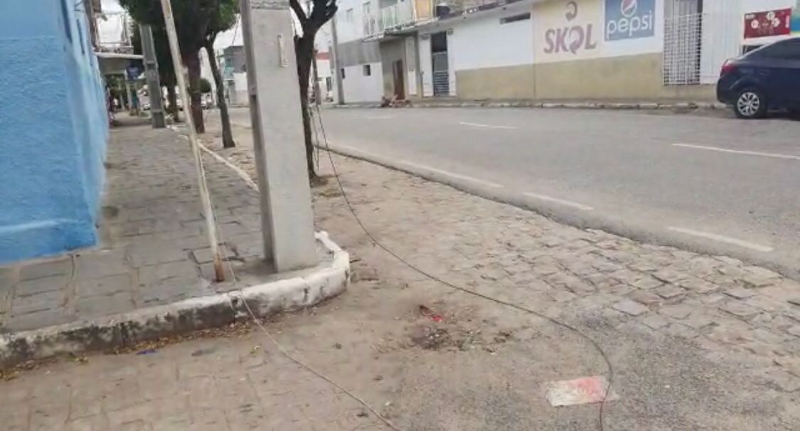 Fios de internet seguem sendo abandonados pelo Centro e bairros de Patos. VÍDEO
