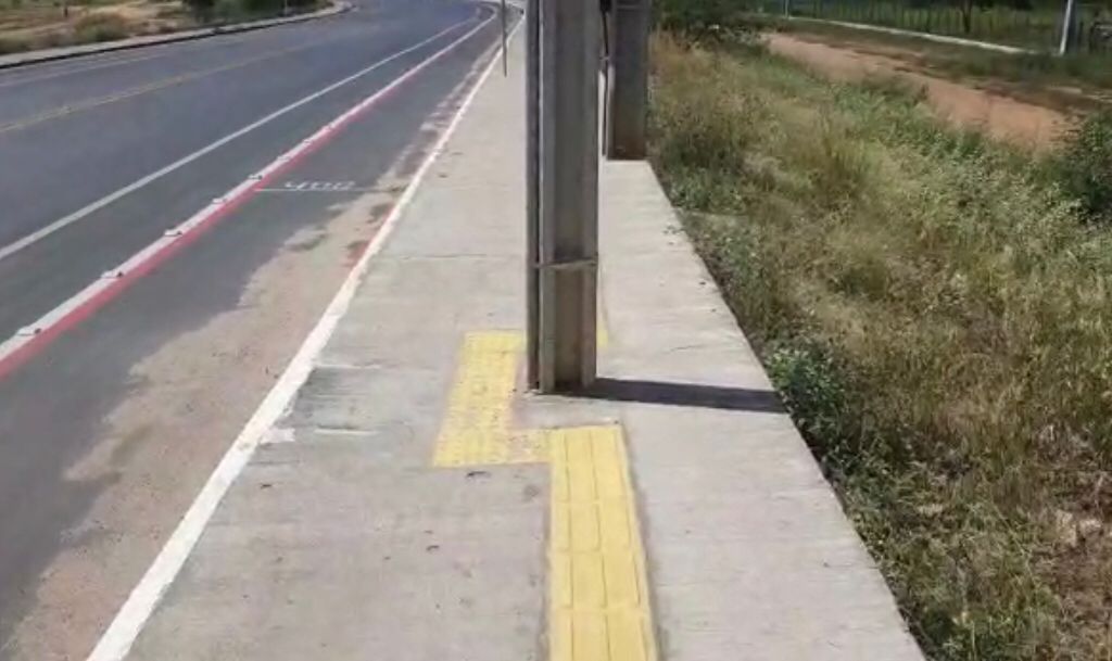 Após mais de seis meses, poste permanece no meio da calçada na Alça Sudeste, mesmo após reclamação de populares; Energisa diz que equipe irá averiguar. VÍDEO