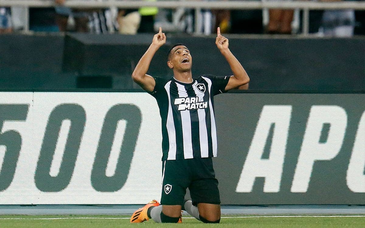 Botafogo vence Atlético-MG no Nilton Santos e se mantém na liderança do Brasileirão