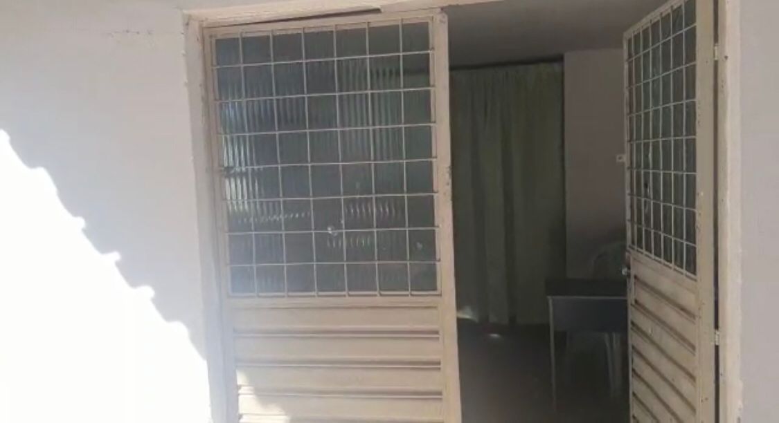 Prédio da Associação Patoense de Apoio aos Portadores de Câncer é arrombado durante a madrugada e tem bens furtados. VÍDEO